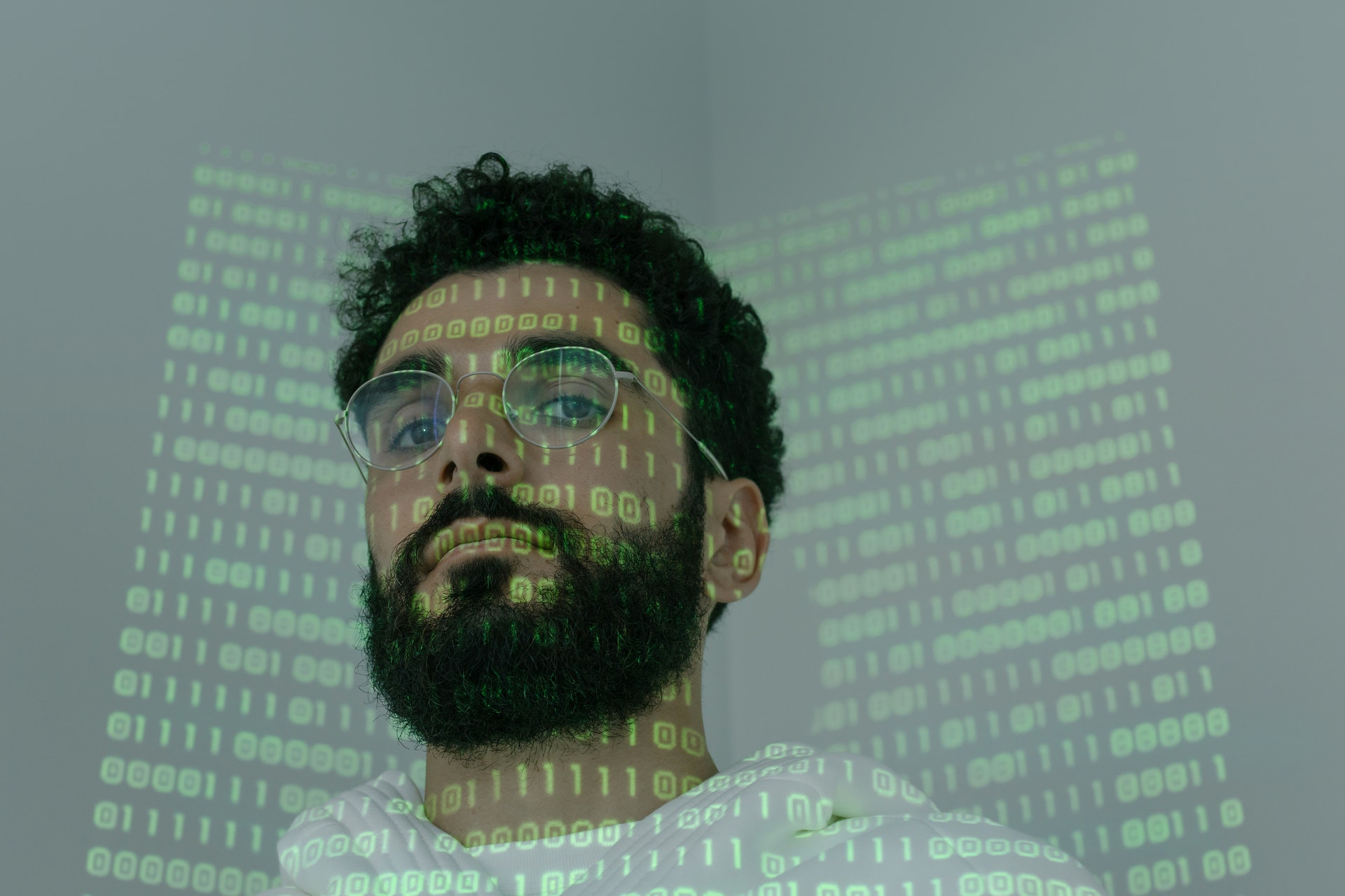 Nederlandse politiemedewerkers gebruikten de omstreden gezichtsherkenningssoftware Clearview AI. Die doorzoekt miljarden foto’s die op een dubieuze manier zijn verzameld. Het gebruik staat bovendien op gespannen voet met privacyrichtlijnen en de AVG.